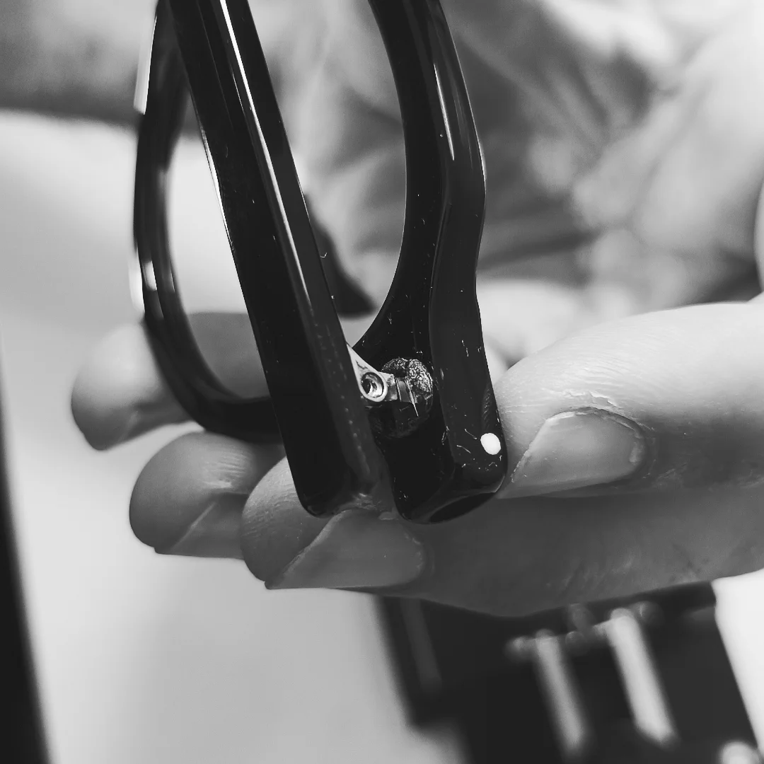 Façonnage artisanal d'une monture à la main dans l'atelier Eyes Wide Shop