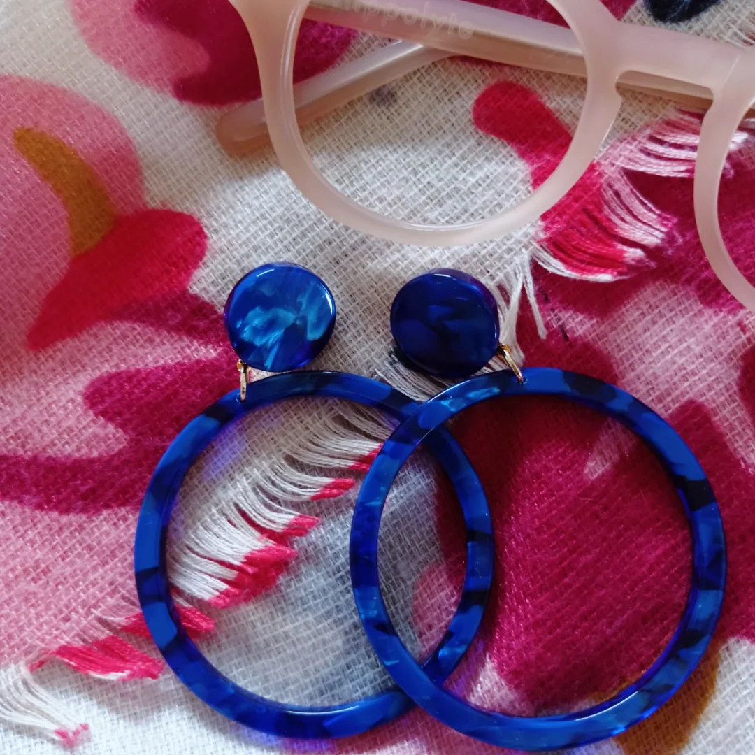 Monture et bijoux en acétate coloré par Hippolyte, créations upcyclées