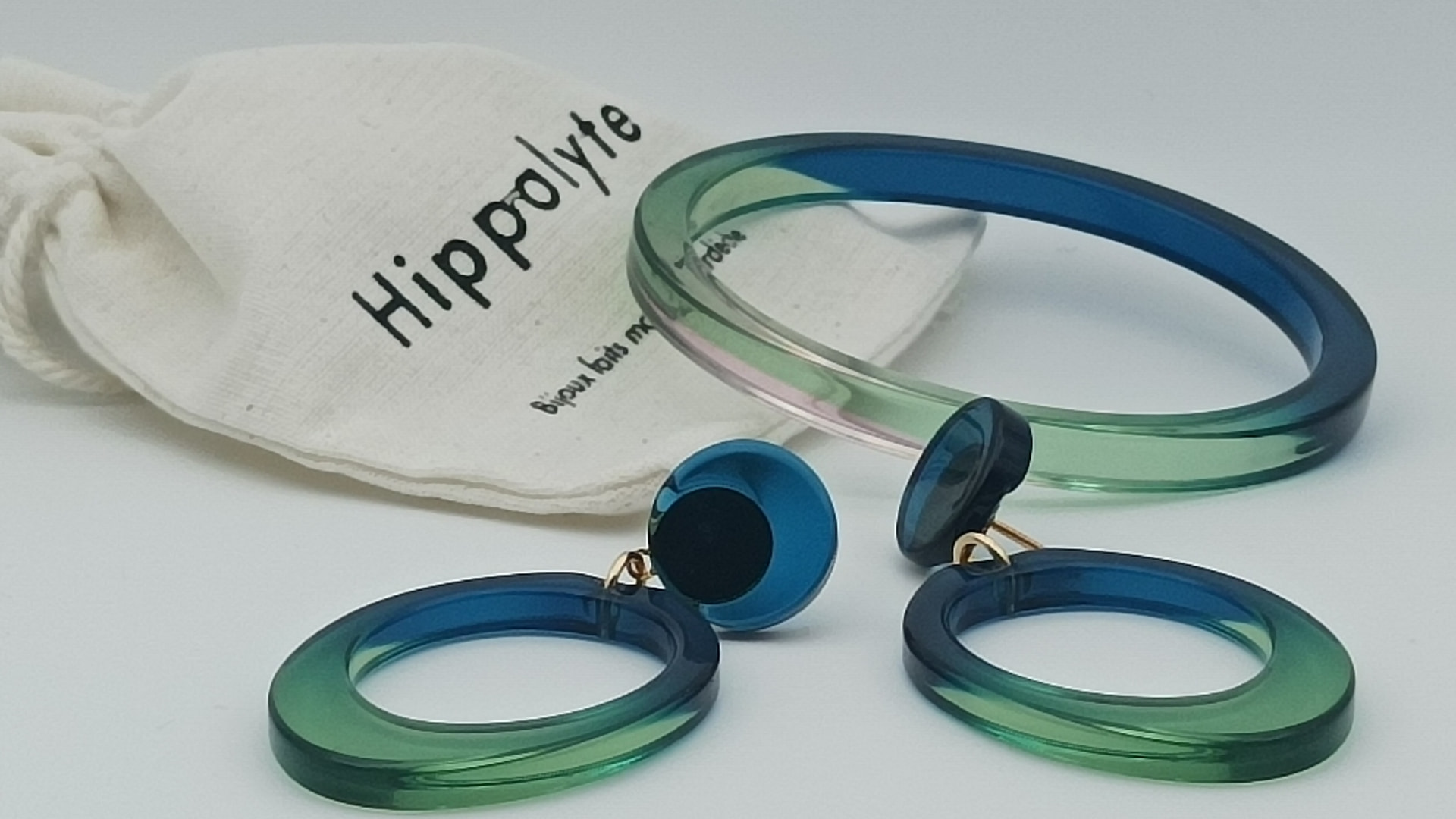 Bijoux en acétate Hippolyte façonnés à partir de chutes de matières