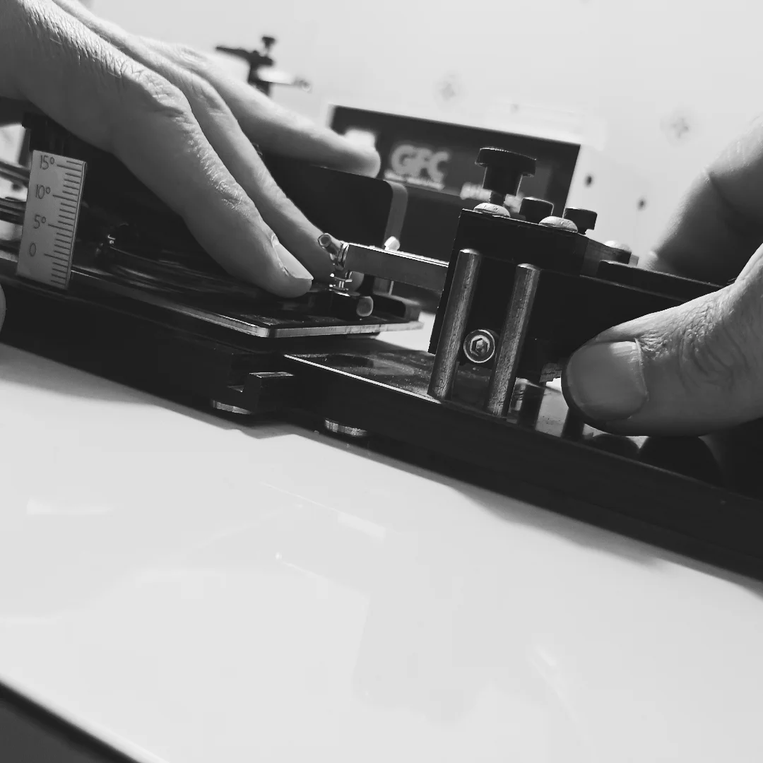 Polissage d'acétate sur machine de précision dans l'atelier Eyes Wide Shop